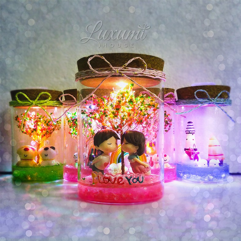 Lọ thủy tinh trang trí cặp đôi hôn nhau có đèn chuyển màu 7 sắc cầu vòng