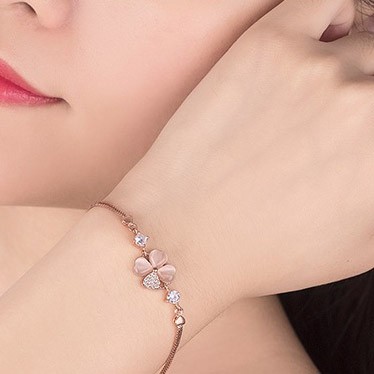 Vòng tay / lắc tay cao cấp có hộp đựng kèm theo