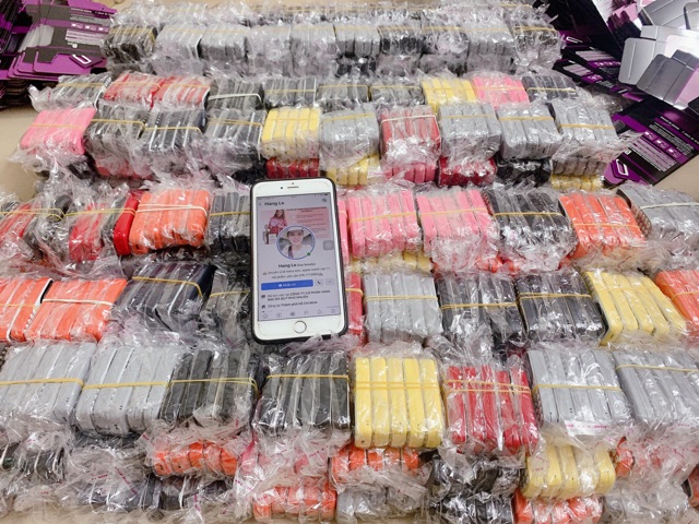 Pin điện thoại BM10 mini bé xíu 3310 dễ thương | BigBuy360 - bigbuy360.vn