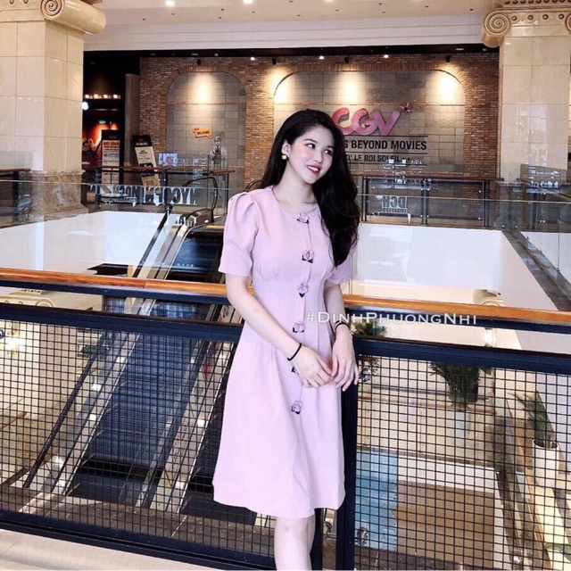 Váy hồng khuy hoa dọc