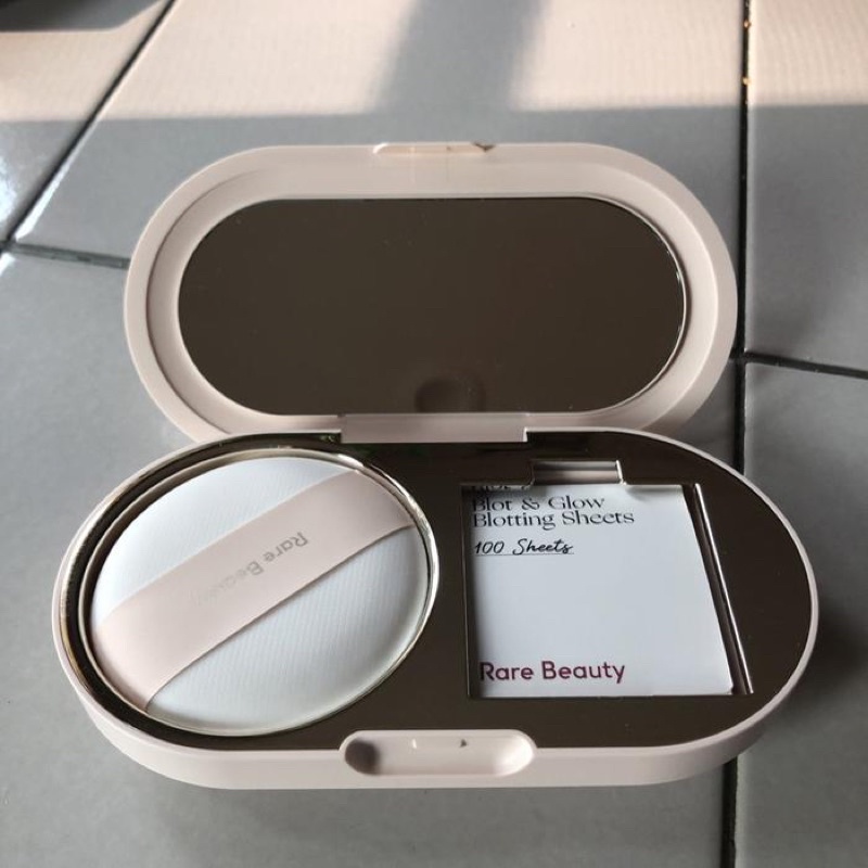 Bộ phấn phủ và giấy thấm dầu Rare Beauty Blot & Glow Touch-up Kit