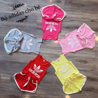 Bộ ba lỗ bé gái