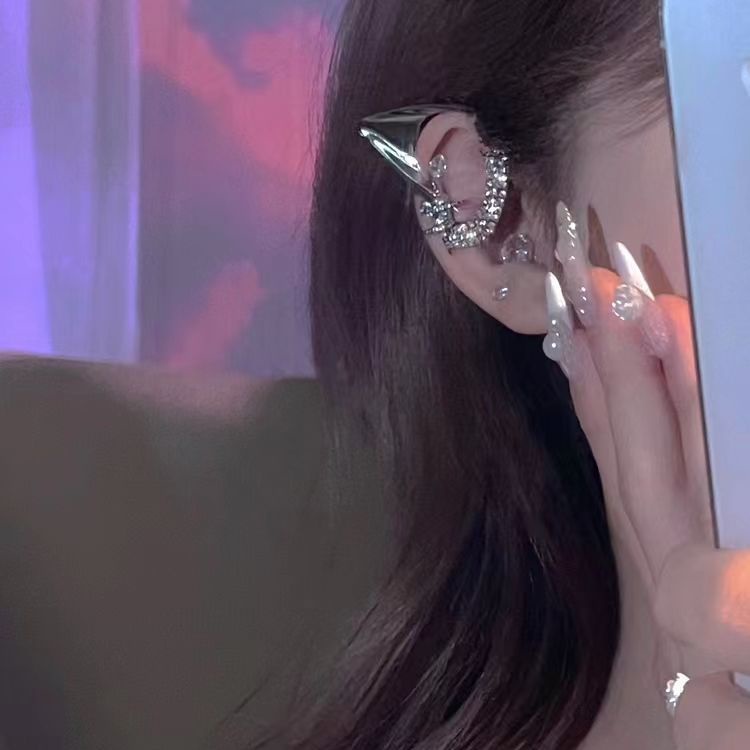 Khuyên Tai Dạng Kẹp Mũi Nhọn Dát Siêu Nhẹ Cao Cấp Độc Đáo Dễ Phối Đồ Độc Đáo Cho Nữ