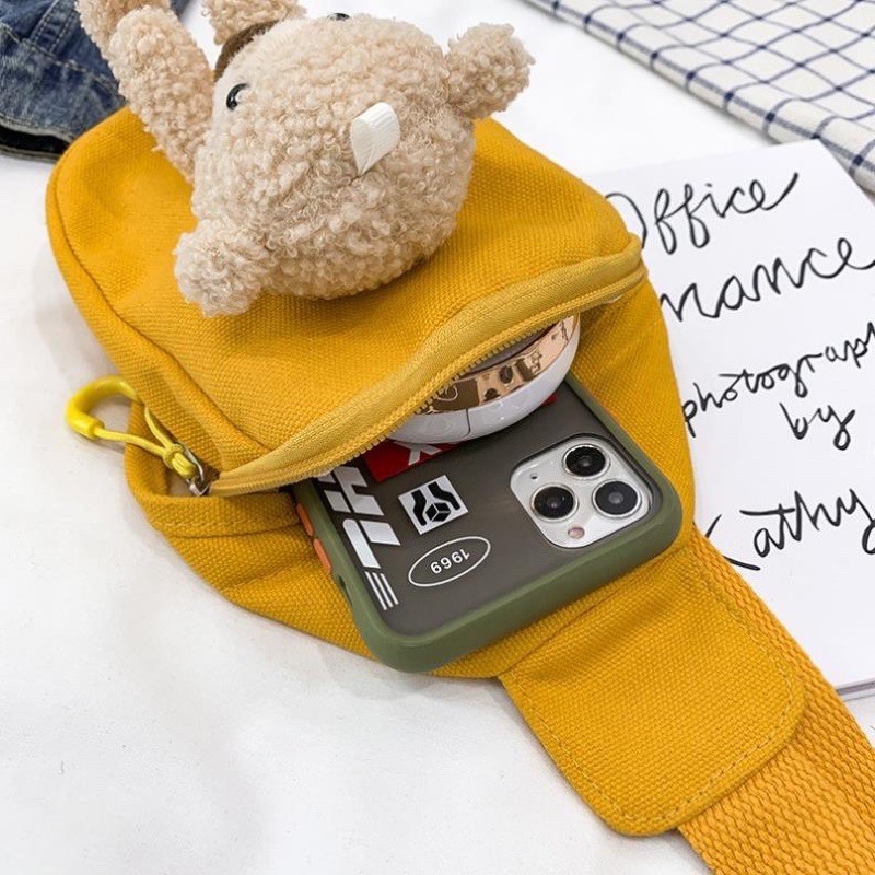 Túi đeo chéo kèm gấu bông