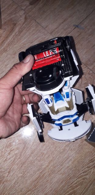 Xe mô hình biến thành robot có nhạc và đèn Led tặng kèm pin