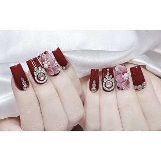Móng tay giả thiết kế