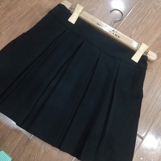 Chân váy , có lớp lót quần