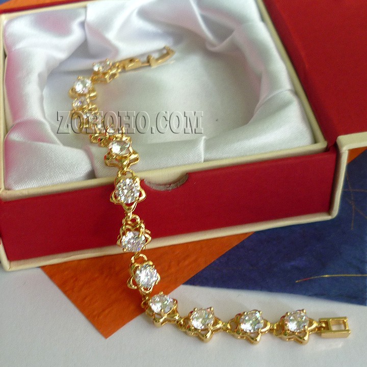 Lắc tay ngôi sao đính viên đá xoàn.