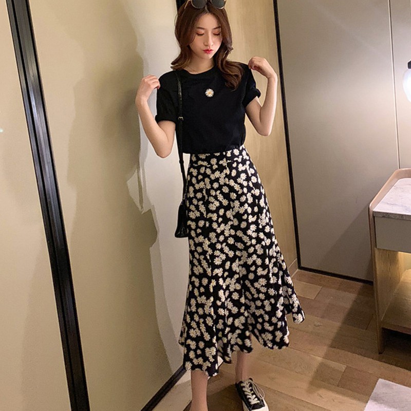Set áo thun + chân váy hoạ tiết hoa cúc phong cách Hàn Quốc cho nữ | BigBuy360 - bigbuy360.vn