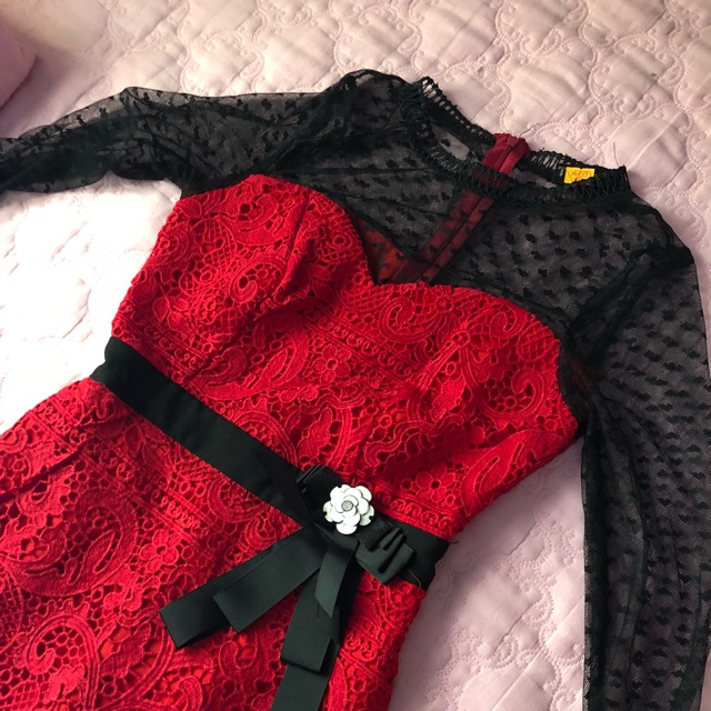Váy body đỏ ren