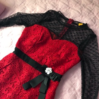 Váy body đỏ ren