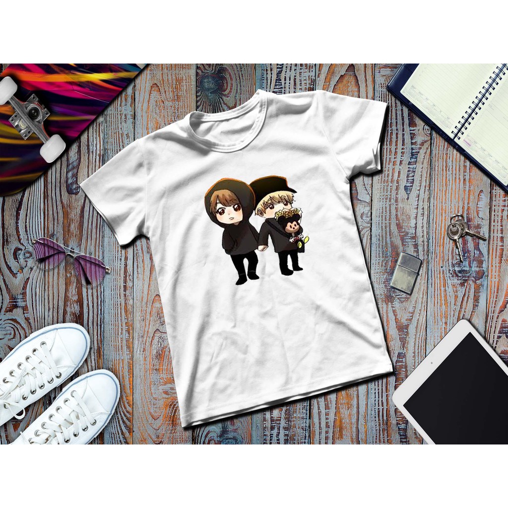 Áo thun in hình chibi hai người nắm tay nhau mặc áo khoác cặp