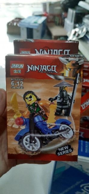 Lắp ráp lego ninjago.