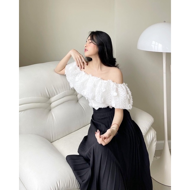 WHITELAZZ | Áo trễ vai bèo thêu hoa nổi - Helen Off-shoulder Top