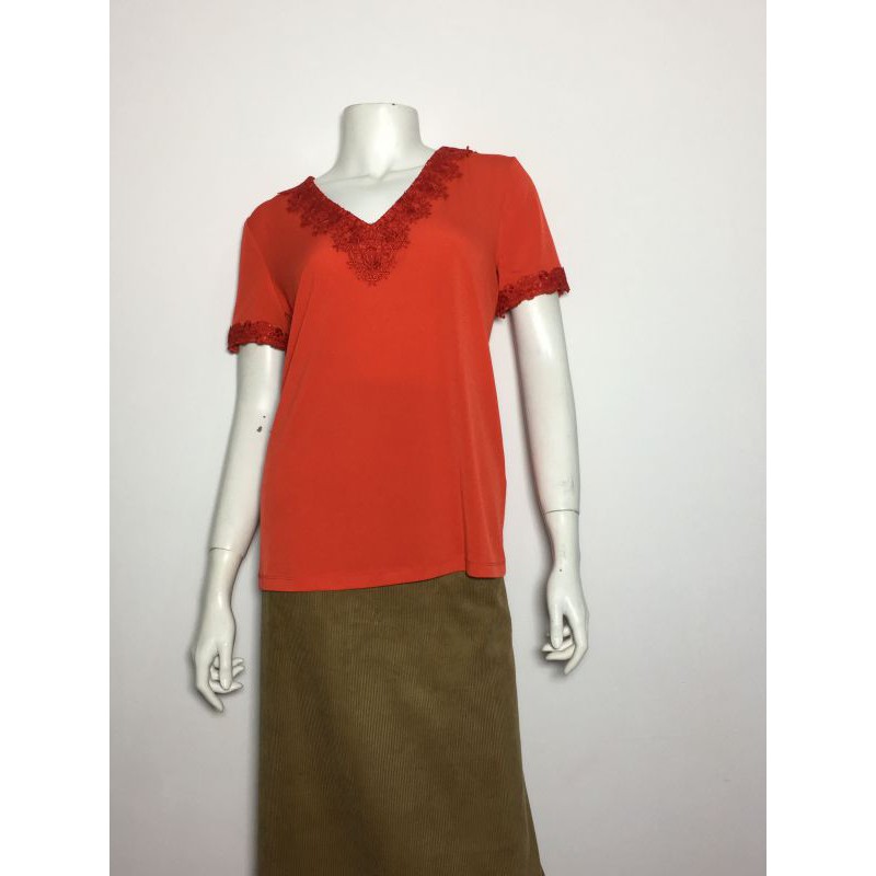 Áo kiểu thun nữ hiệu Karl lagerfeld tay ngắn cổ tim có thêu ren màu đỏ size XS chính hãng