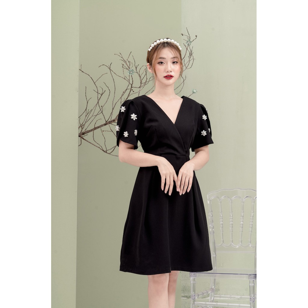 [Mã FAMALLT5 giảm 15% đơn 150k] RẬP - Đầm Đen Thân Trước Chéo Tay Đính Đá - MINT 07
