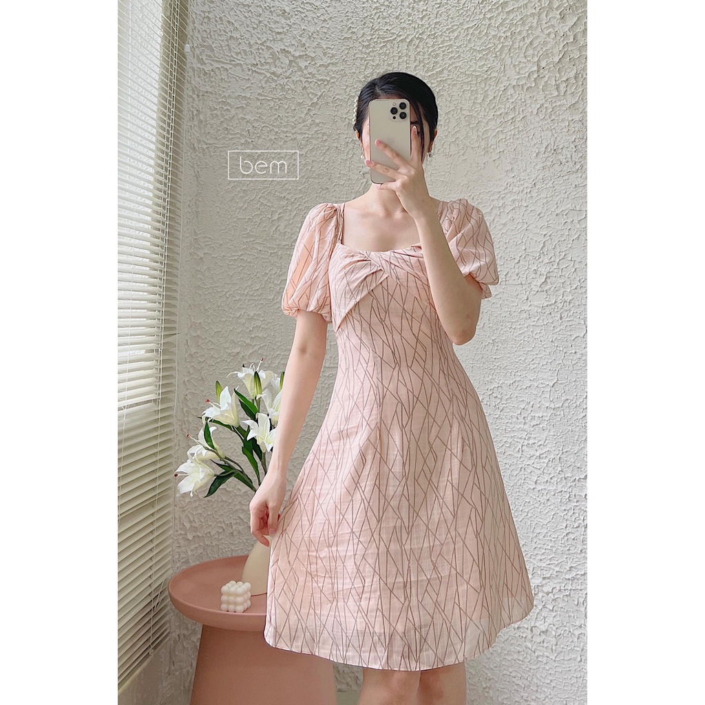 Đầm cổ vuông, nơ ngực xinh xắn Bem