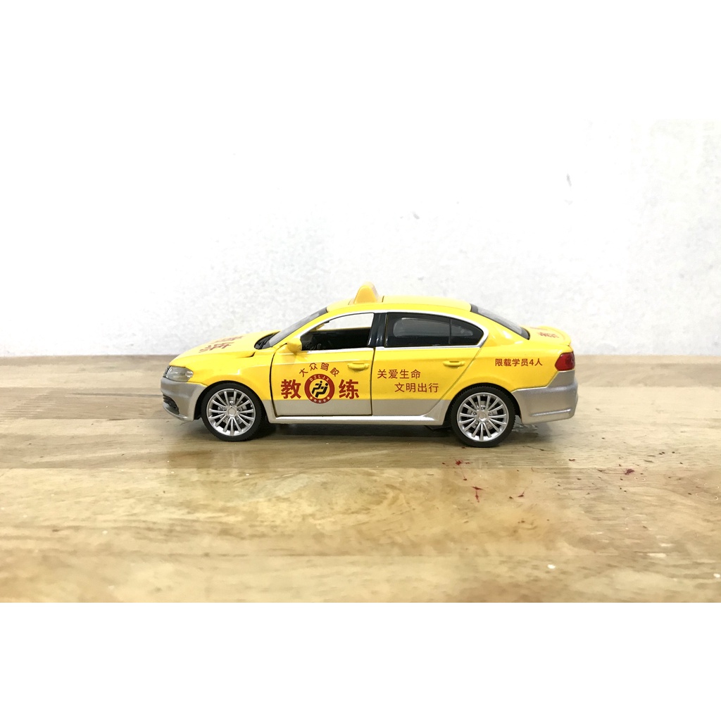 Mô hình xe taxi Volkswagen Passat _ Tỷ lệ 1:32