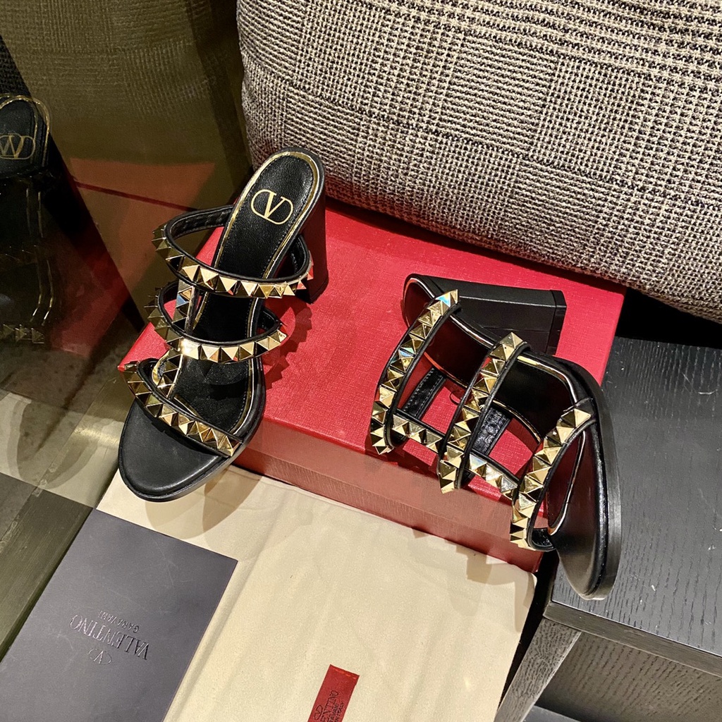 Xăng Đan Da Cừu Đính Đinh Tán Toàn Diện Kiểu Cổ Điển Valentino 2022