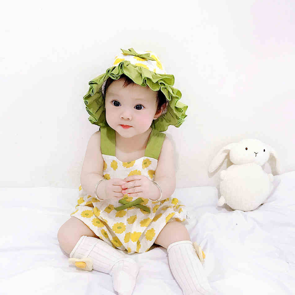 Áo liền quần in hình hoa cúc và nón kiểu công chúa xinh xắn cho bé gái