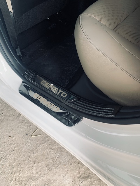 Ốp bậc cửa, nẹp bước chân cacbon xe Kia Cerato 2019- 2021 vân Cacbon cao cấp