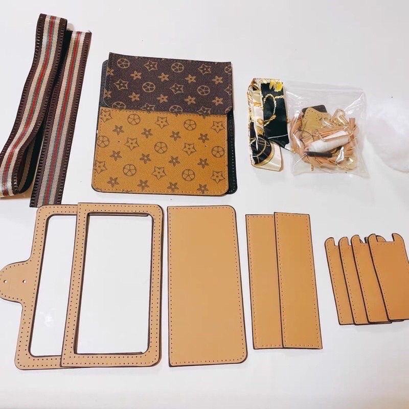 SÉT TÚI XÁCH TẶNG KÈM KHĂN LỤA STICKER CHẤT LIỆU DA PU.
