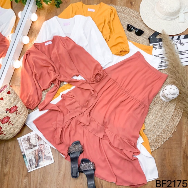 Set trang phục áo đắp chéo tay bo dài cổ V và chân váy xòe midi xếp tầng màu trơn