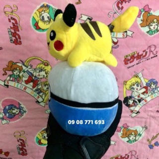 Thú bông Pikachu nằm trên quả cầu Poke 19cm
