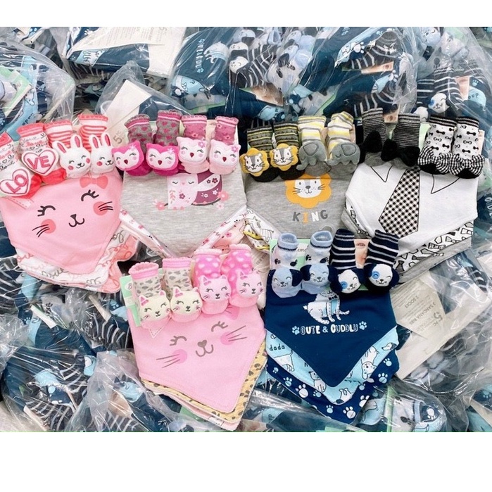 Sét 3 yếm cổ kèm tất thú xuất dư xịn cho bé siêu xinh