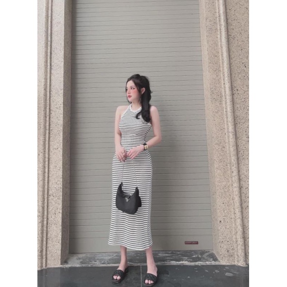 Váy kẻ ôm body cổ viền