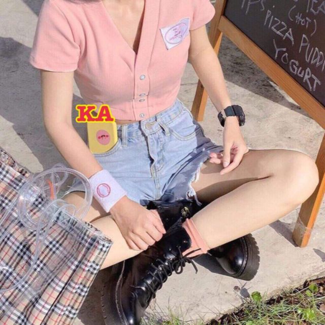 Áo crop top cổ tim cao hình thêu dễ thương