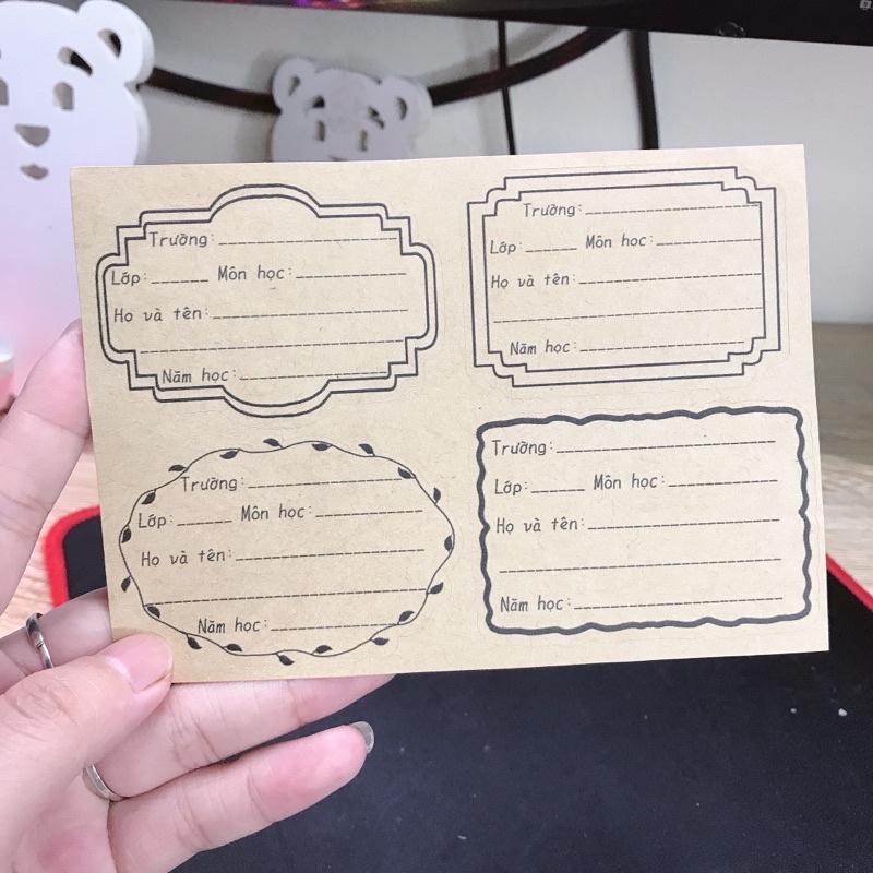 Set 13 nhãn vở vintage đơn giản tiện lợi, nhãn dán có keo dán sẵn.