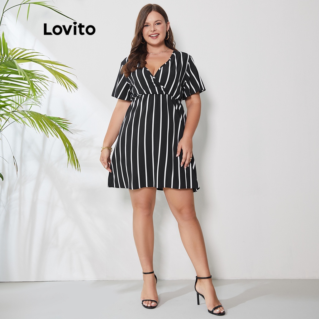 Đầm tôn dáng Lovito thướt tha không nhăn cổ chéo lai bèo xếp nếp thường ngày tôn đường cong size lớn LPS01061 (Màu đen)