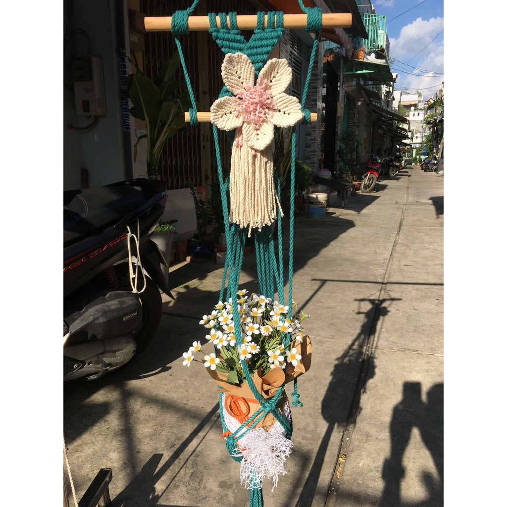 Giỏ treo chậu cây macrame màu xanh kèm hoa macrame ở phía trên tự thiết kế | Macrame plant hanging
