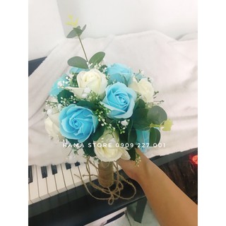 BÓ HOA CƯỚI CẦM TAY CÔ DÂU BẰNG SÁP THƠM HOA HỒNG XANH BIỂN XANH DƯƠNG ĐIỂM LÁ TÁO CHO NGÀY CƯỚI GIÁ RẺ