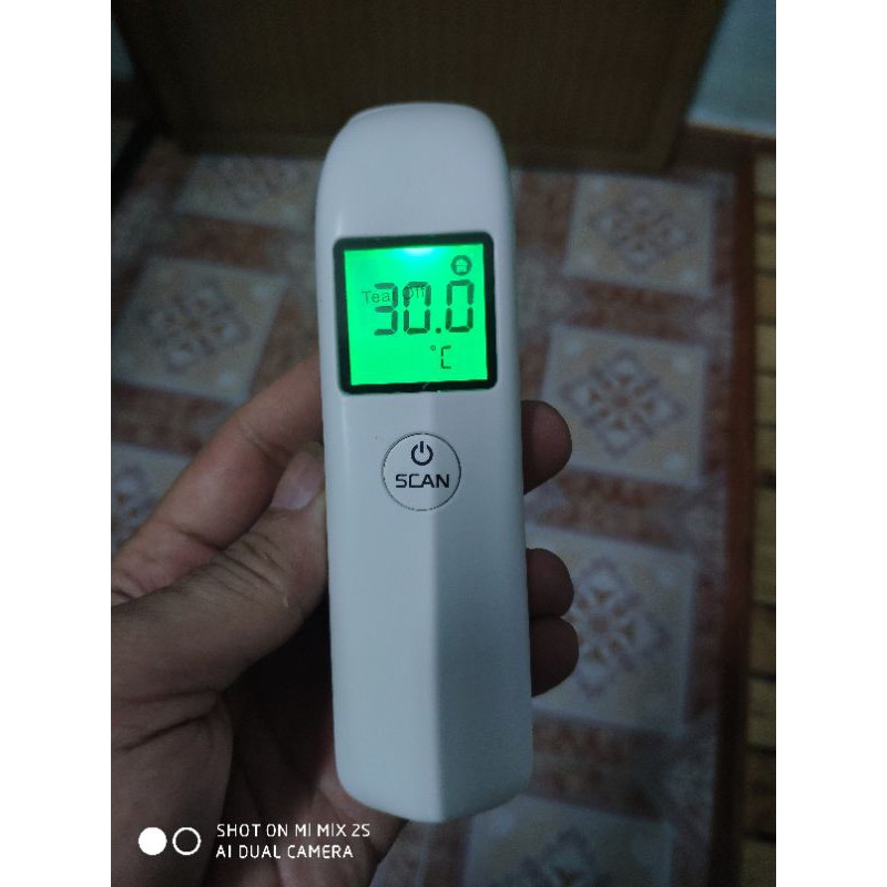 Nhiệt kế hồng ngoại siêu nhạy không tiếp xúc, tự động đổi màu khi nhiệt độ vượt quá giới hạn