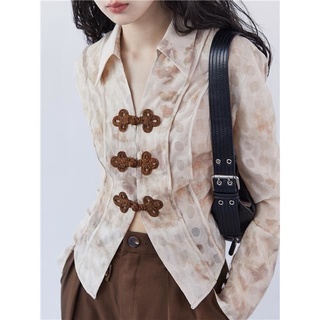 In the early autumn of 2022, a new Chinese-style printed shirt is designed by a minority designer, a slim blouse with a plate button.