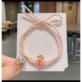 chun buộc tóc cho mẹ và bé