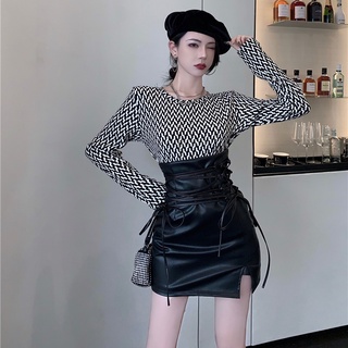 Chân váy da đen chữ A cạp cao dây rút xẻ tà