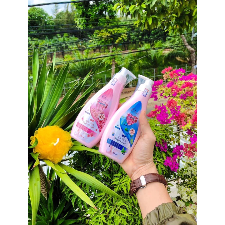 2 CHAI - SỮA TẮM KHÁNG KHUẨN GIA ĐÌNH FAMILY CARE