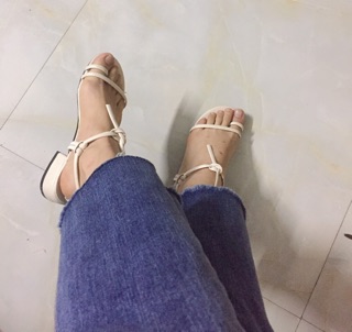 Sandal dây buộc