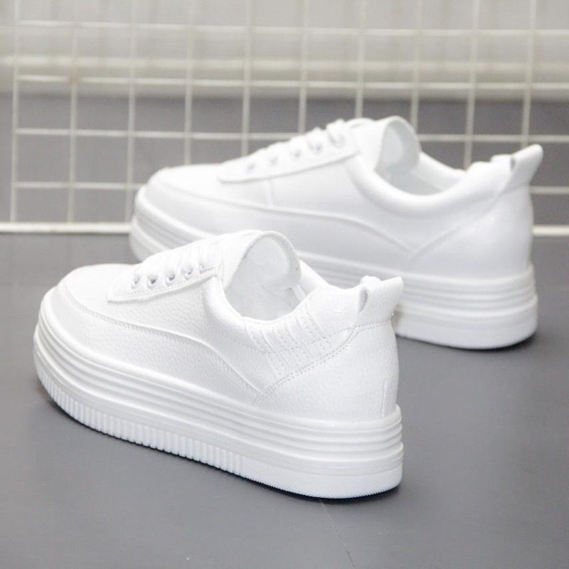 Giày trắng đế cao buộc dây kèm phụ kiện