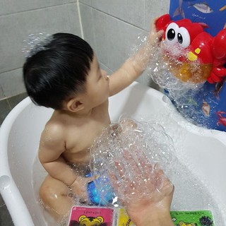 Cua tạo bọt cho trẻ em trong nhà tắm