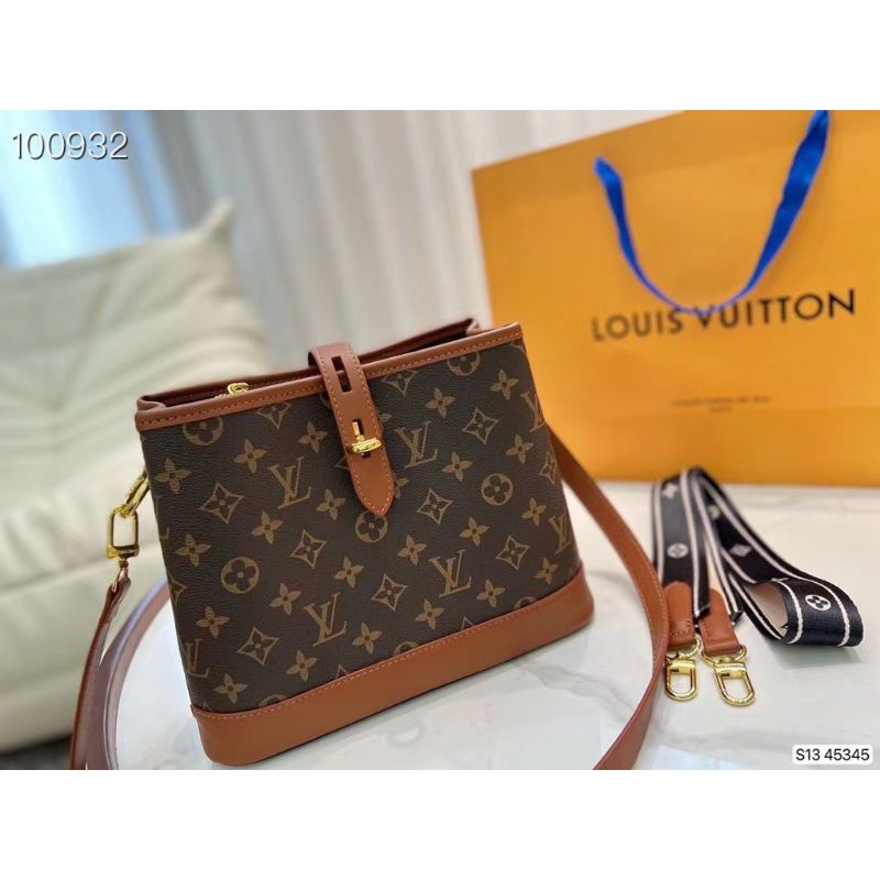 Túi xách nữ LV khoá gài