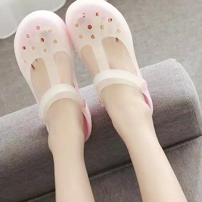 Giày sandal đi biển trong suốt hình cá mập độc đáo