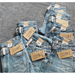 Quần jeans nhạt tua lai .