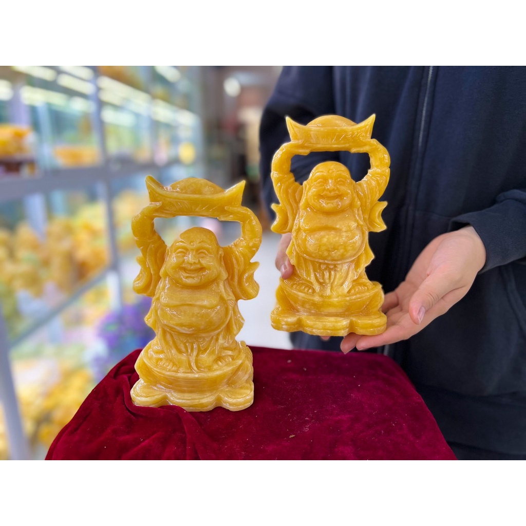 Di lặc đá màu vàng cầm nén vàng được thợ điê khắc rõ nét sắc sảo biểu tượng của sự vui vẻ hoan hỉ tài lộc may mắn