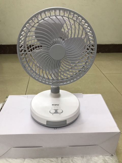 Quạt tích điện hãng km có đèn led đường kính 20cm cánh quạt 15cm hãng km