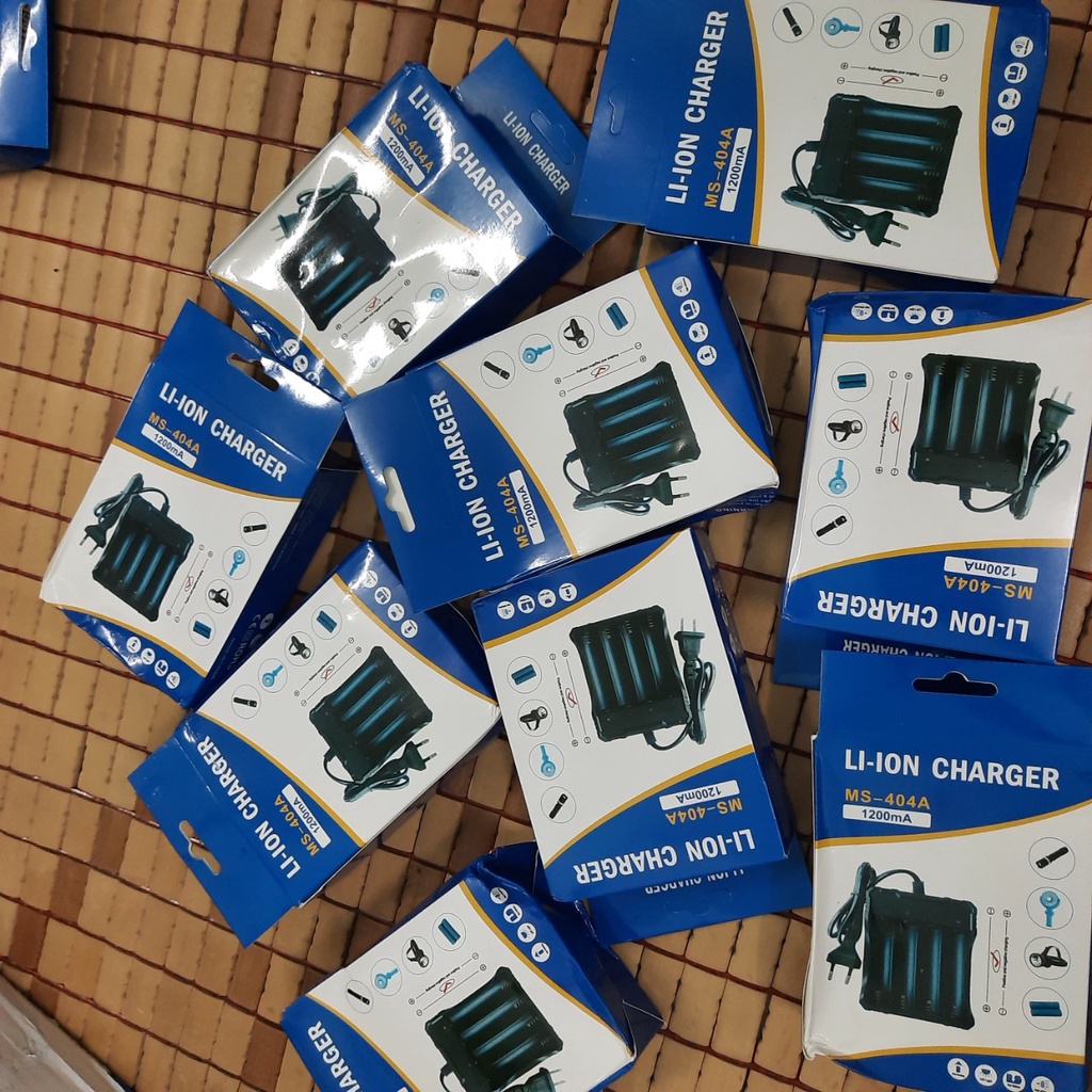 Bộ sạc 4 pin 18650 3.7v - 4.2v sạc đồng thời 4 pin sử dụng điện 110v - 240v