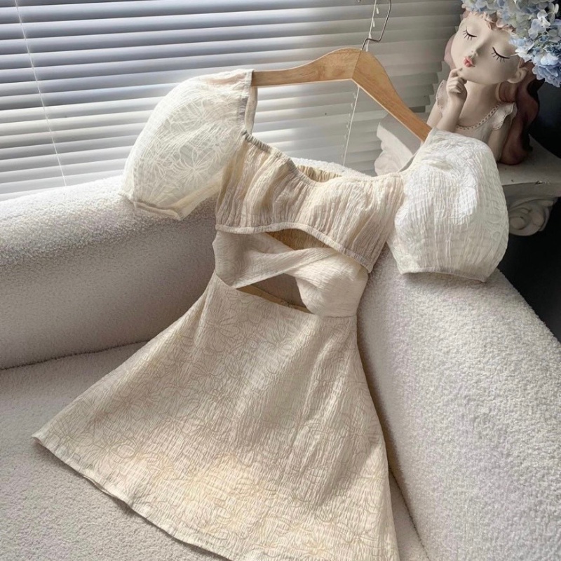 Váy dự tiệc gấm hoa nổi Cutout chéo dây bụng thời trang trẻ trung.